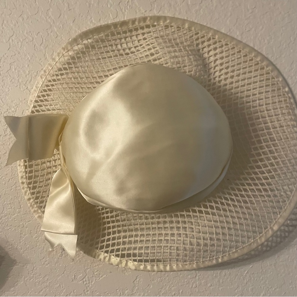 Vintage 1950s Ivory Satin Mesh Cocktail Hat Church Tea Party Wide Brim Bow - Picture 5 of 7